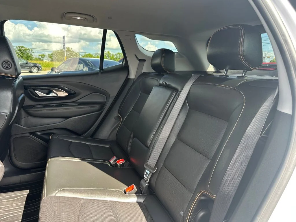 Used 2024 White GMC AT4 image 25
