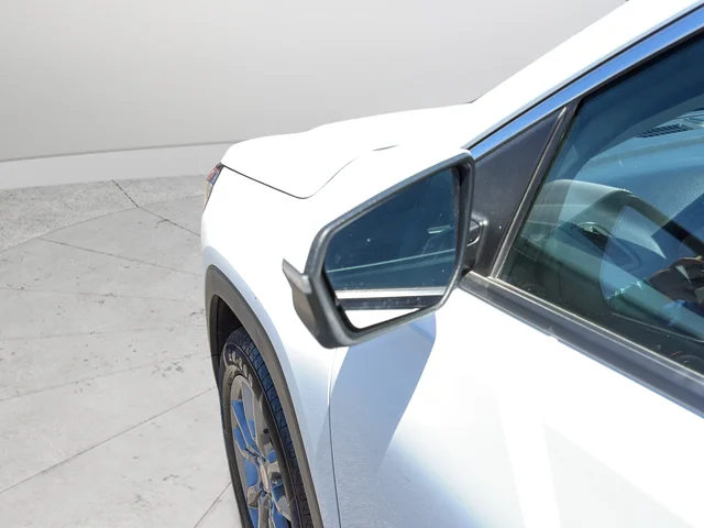 Used 2024 White GMC SLT image 30