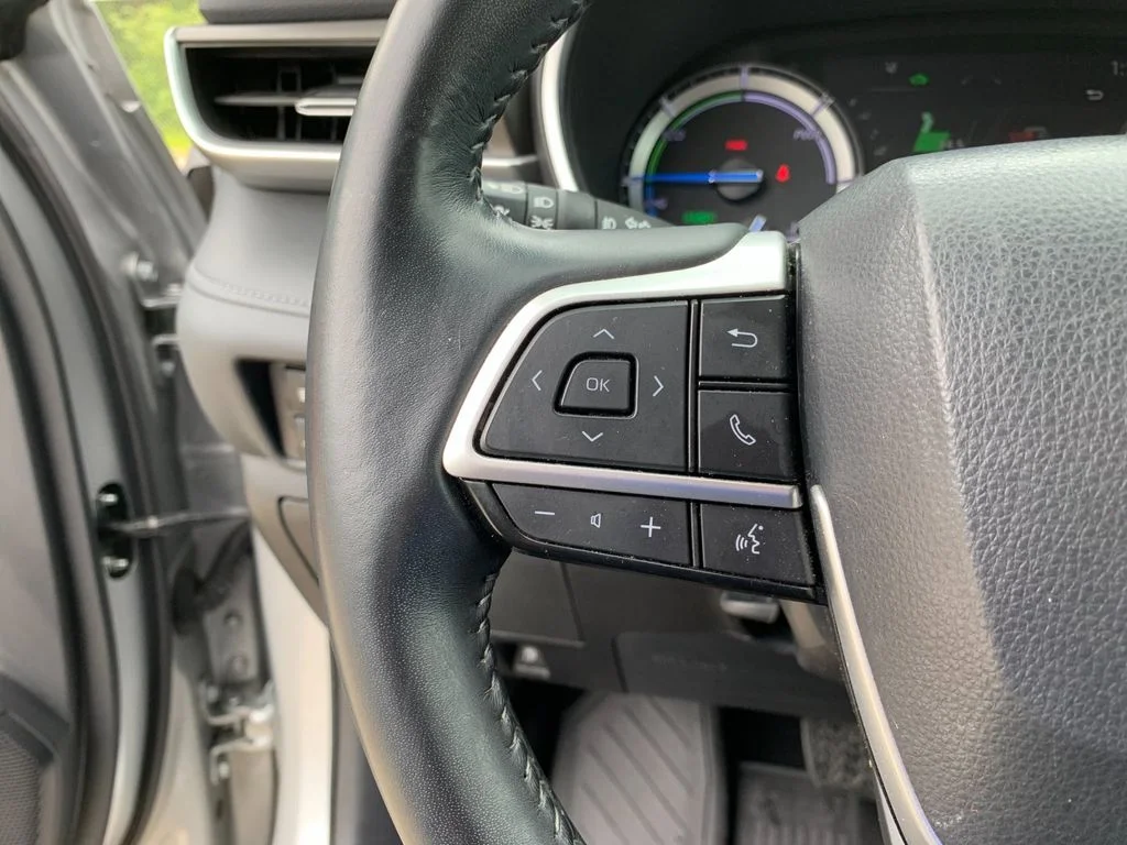 Used 2022 Silver Toyota XLE image 31