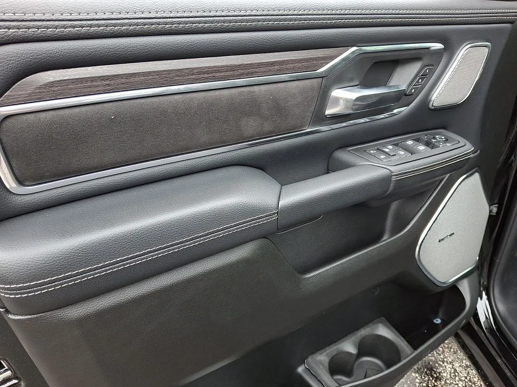 New 2026 Diamond Black Crystal Pearl-Coat Exterior Paint RAM Laramie image 8