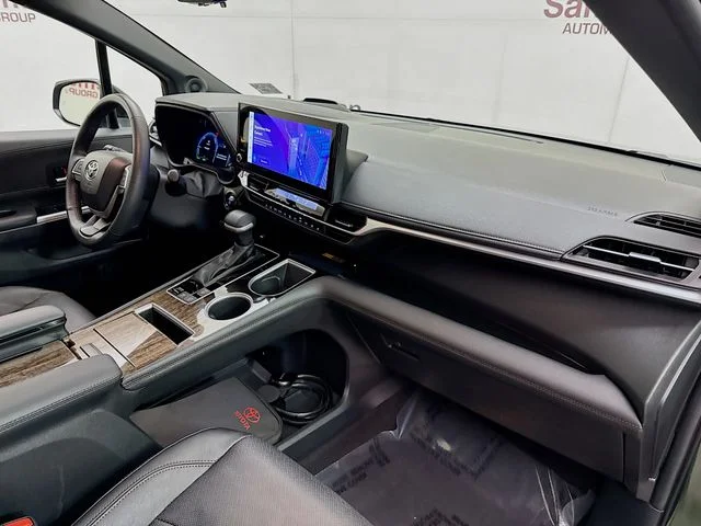 Used 2025  Toyota Platinum image 32