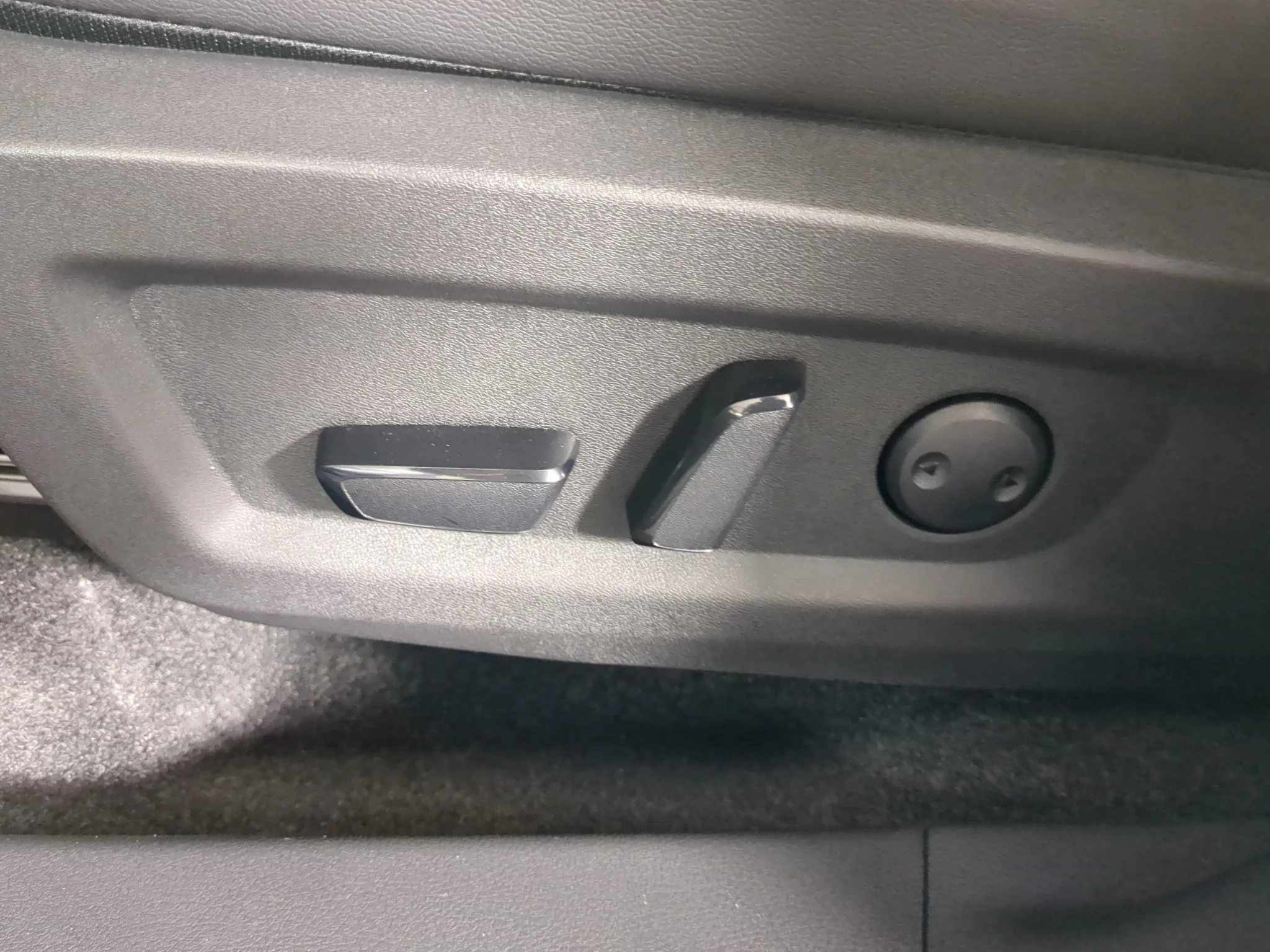 New 2027 Boulder Gray Pearl/Super Black Nissan SL image 12