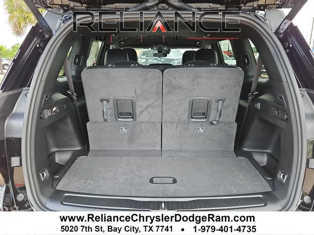 New 2026 Diamond Black Crystal Pearl-Coat Exterior Paint Jeep Altitude image 7