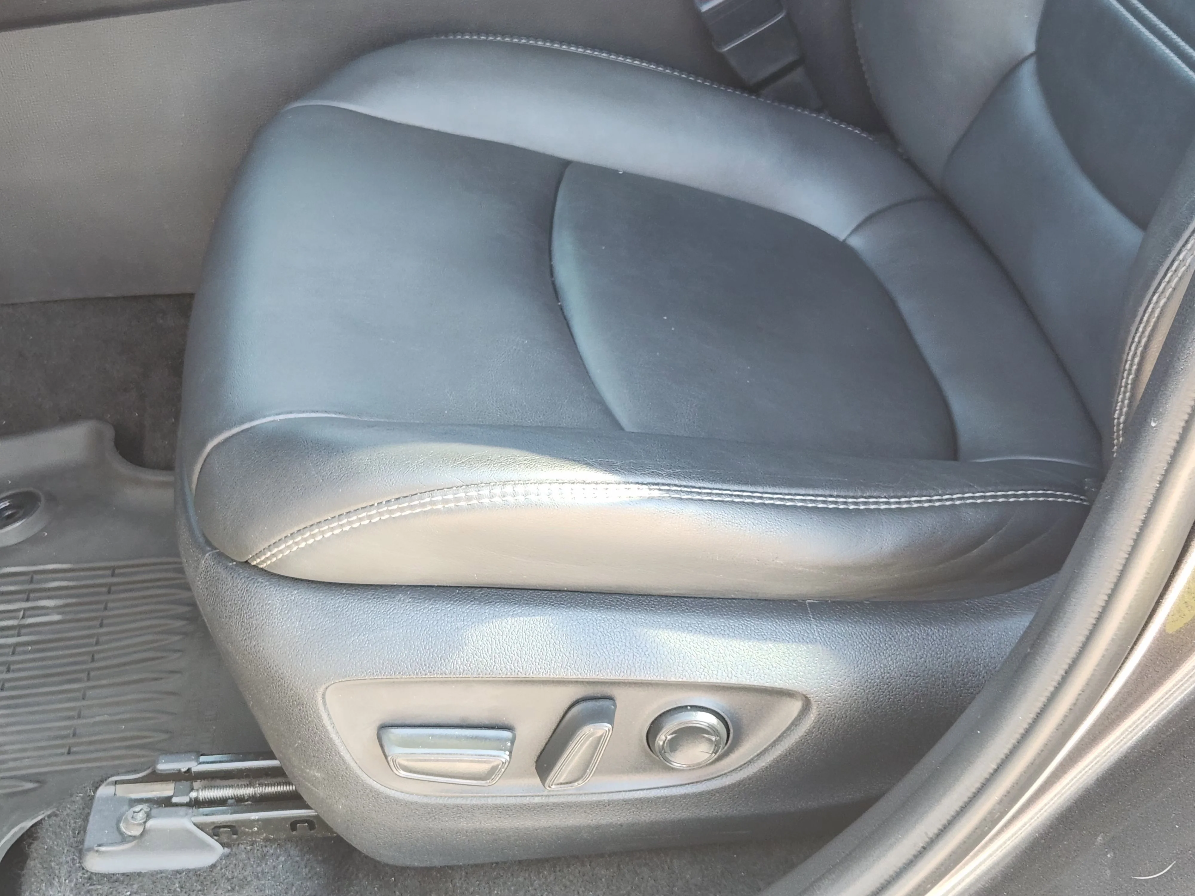 Used 2021 Gray Toyota XLE Premium image 25