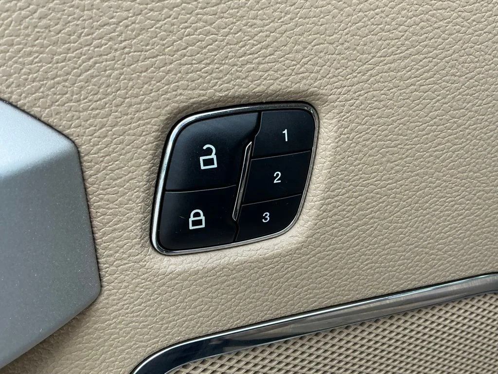 Used 2019 White Ford Lariat image 34