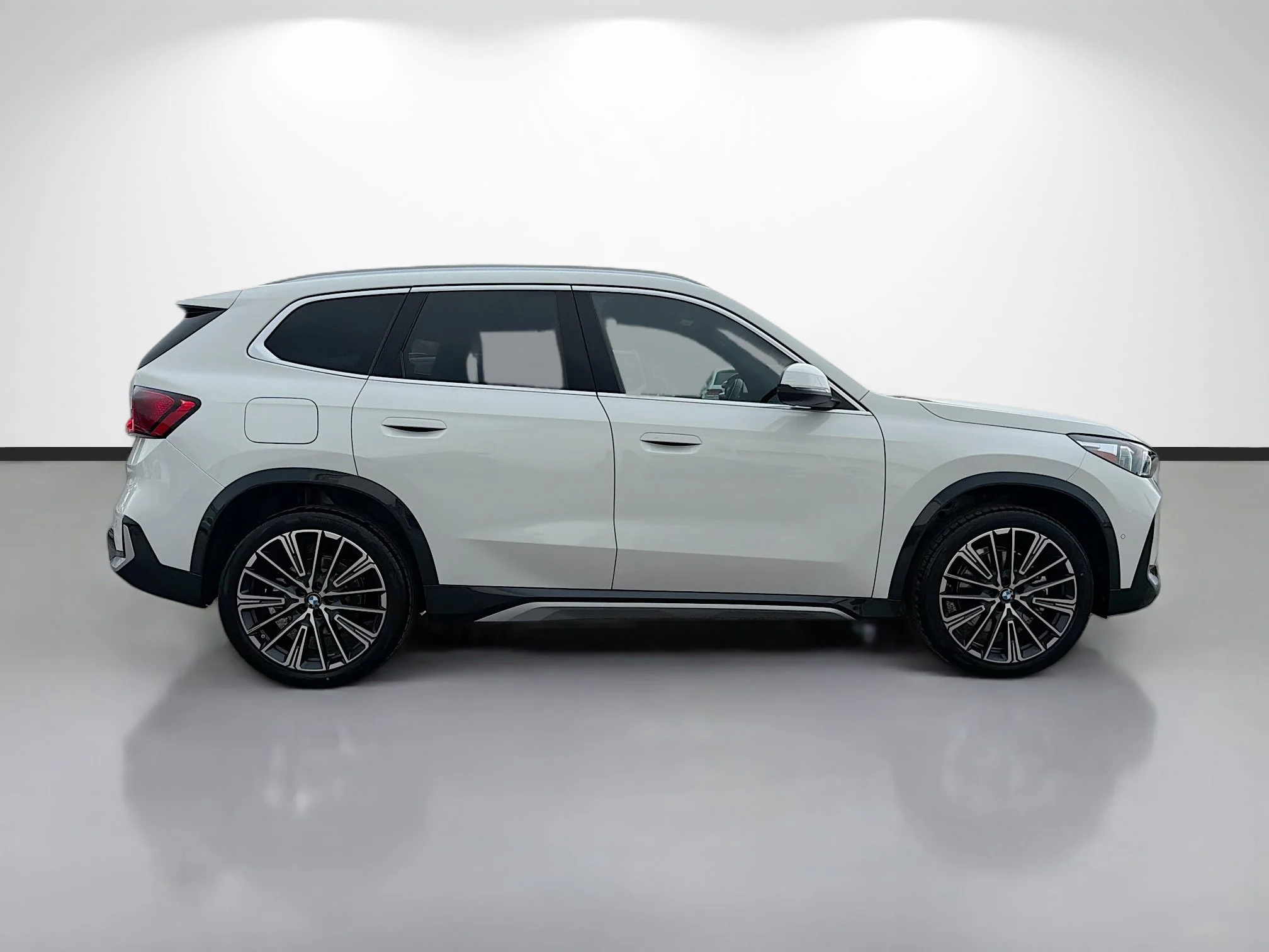 New 2026 Alpine White BMW xDrive28i image 2