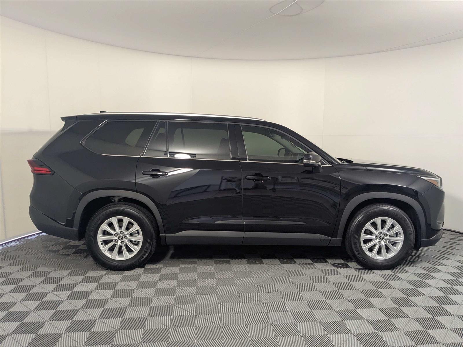 Used 2025 Midnight Black Metallic Toyota XLE image 5