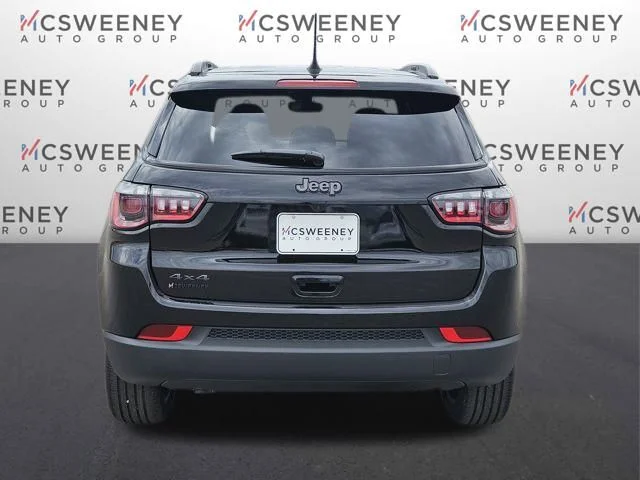 New 2026 Diamond Black Crystal Pearl-Coat Exterior Paint Jeep Latitude image 4
