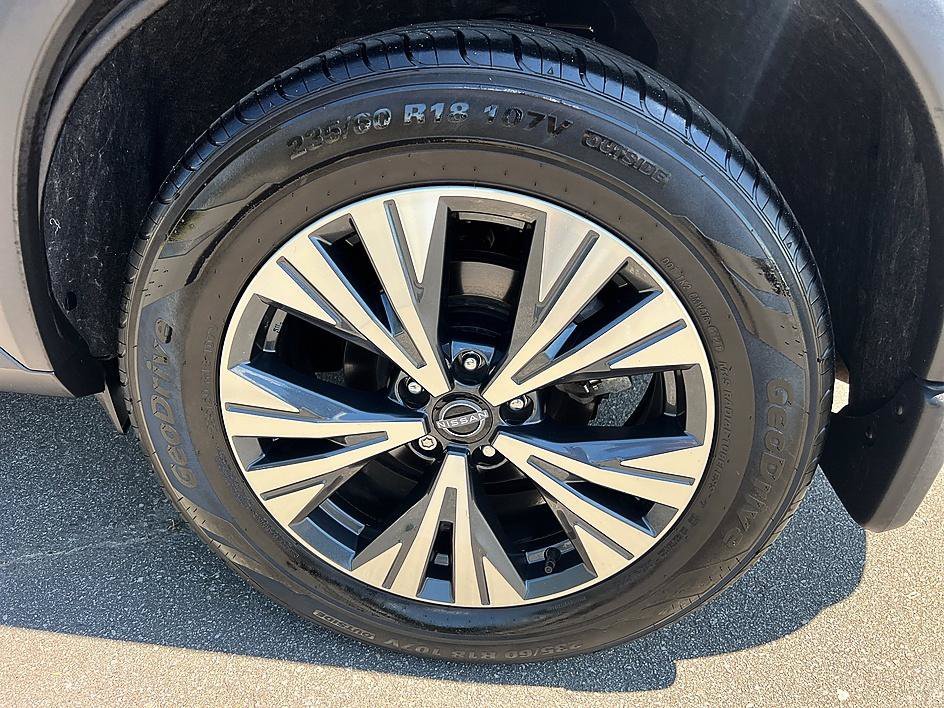 Used 2023 Super Black Nissan SV image 10