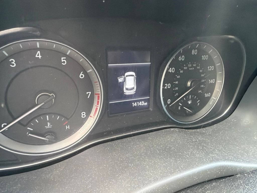 Used 2020 Black Hyundai SE image 9