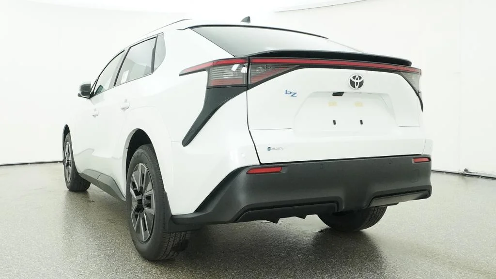 New 2026 Wind Chill Pearl Toyota XLE image 4