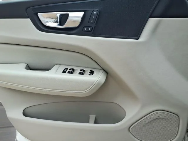 Used 2022  Volvo Momentum image 17