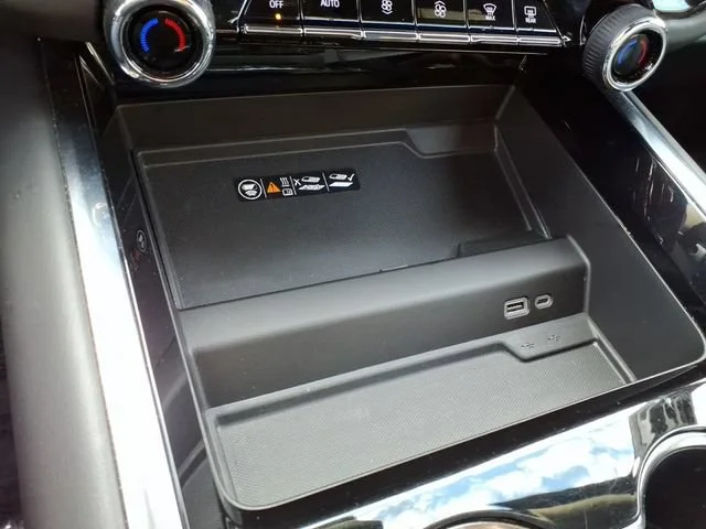Used 2025 Black Chevrolet Premier image 27