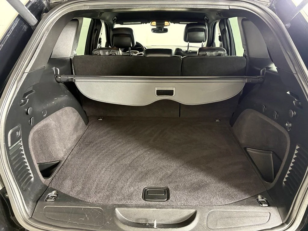 Used 2019 Black Jeep Laredo image 22