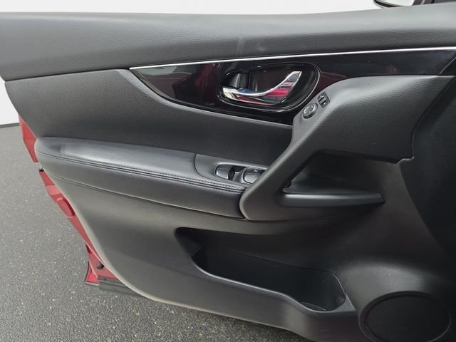 Used 2019 Red Nissan SL image 26