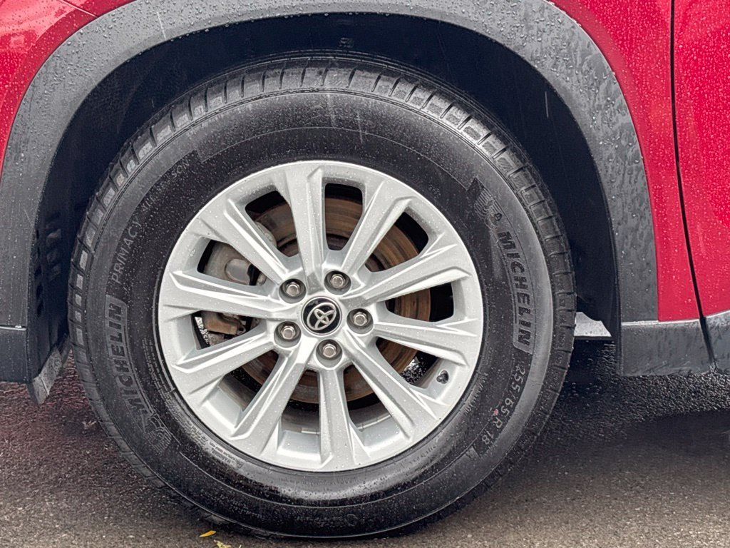 Used 2025  Toyota XLE image 9