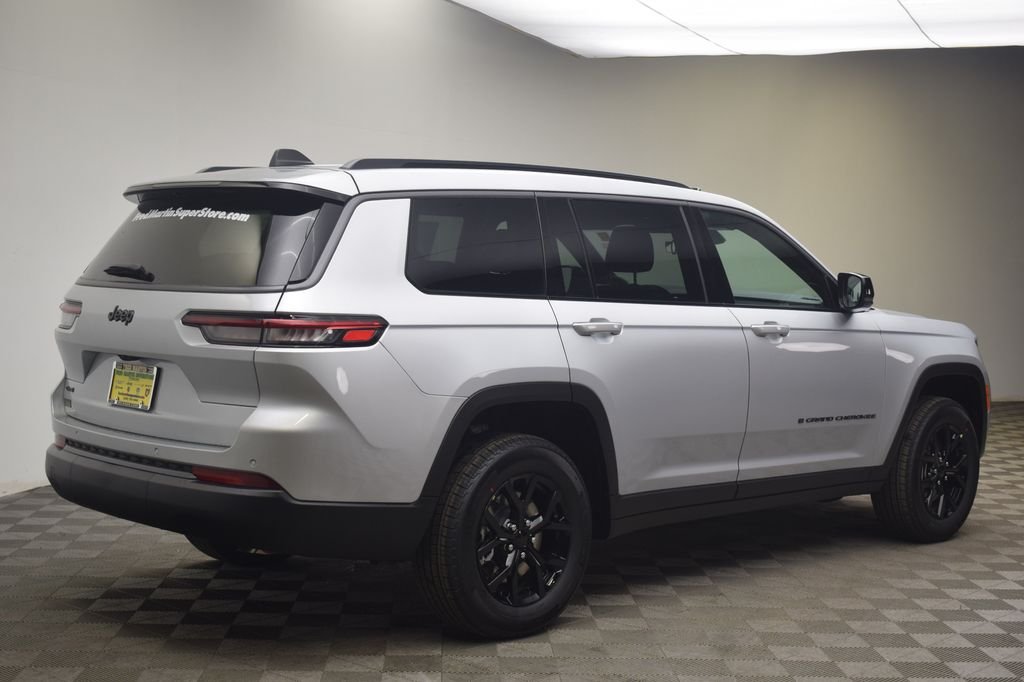 New 2026 Silver Zynith Exterior Paint Jeep Altitude image 5