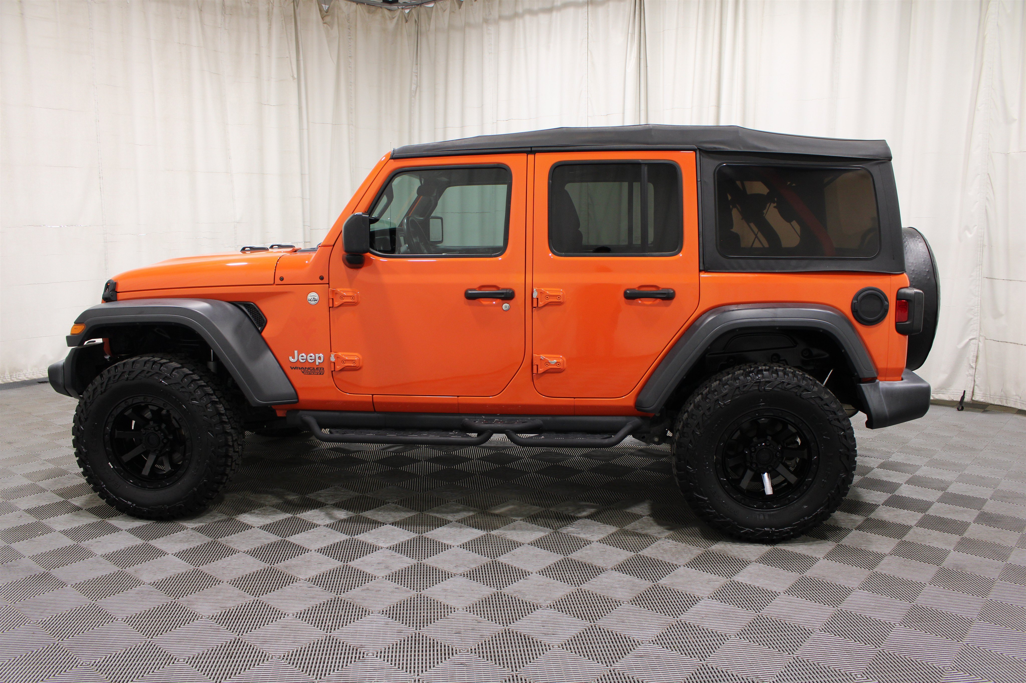 Used 2018 Punkn Metallic Clearcoat Jeep Sport image 27
