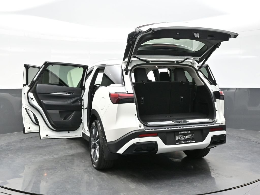 Used 2023 White INFINITI LUXE image 43