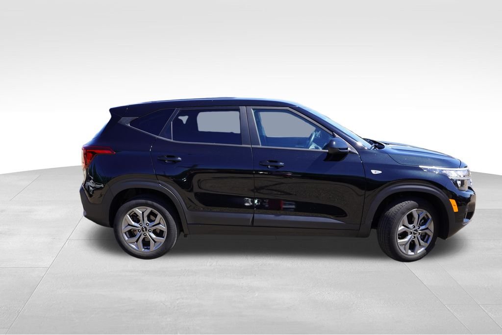 Used 2024 Fusion Black Kia LX image 2