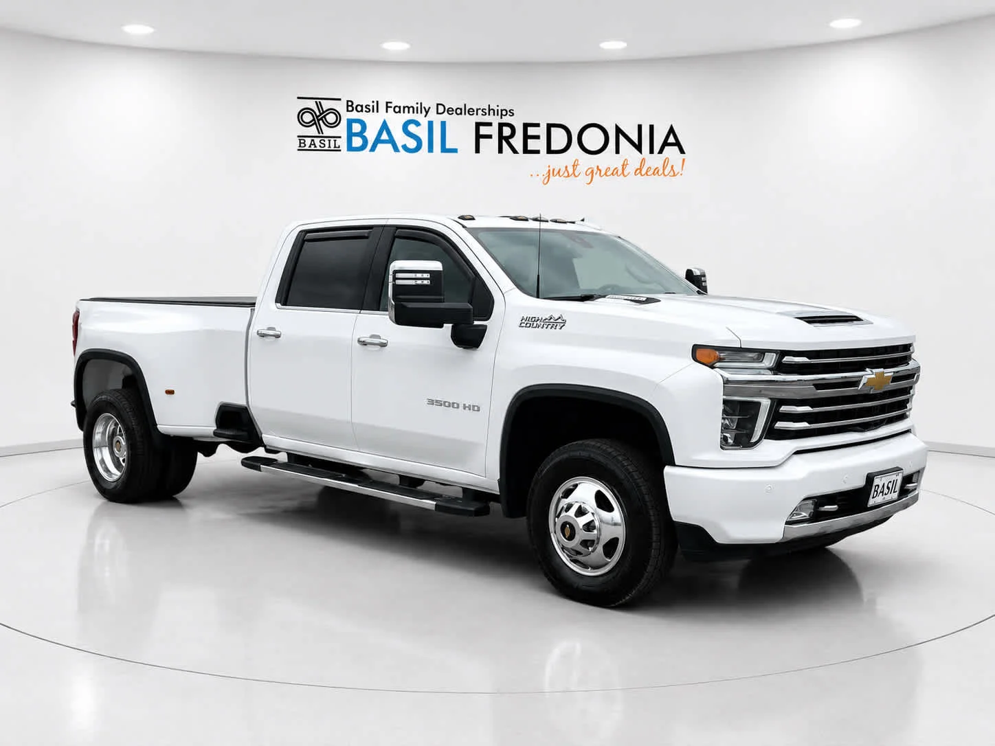 Used 2022 Iridescent Pearl Tricoat Chevrolet High Country image 12