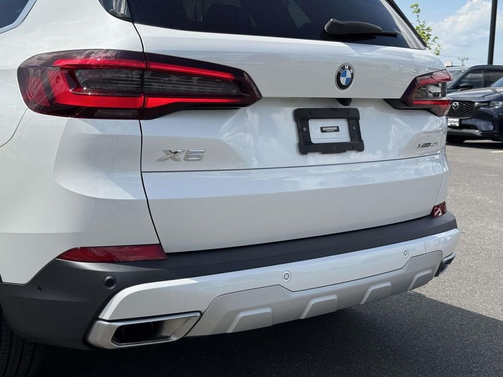 Used 2023 White BMW xDrive40i image 11