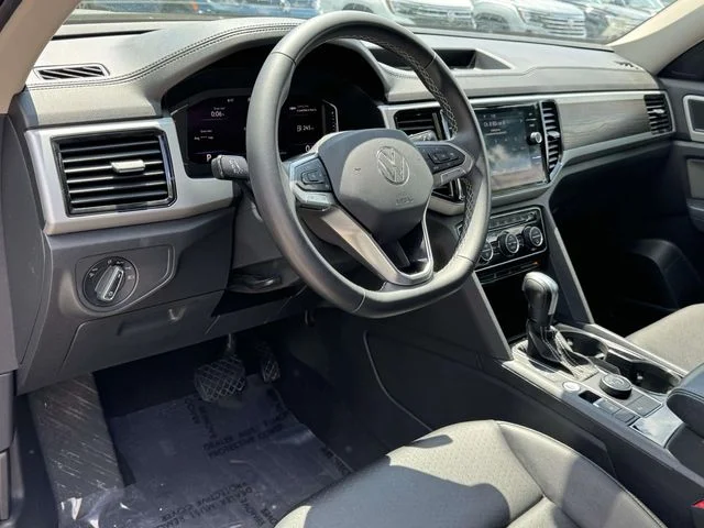 Used 2023 Silver Volkswagen 3.6L V6 SE w/Technology image 2