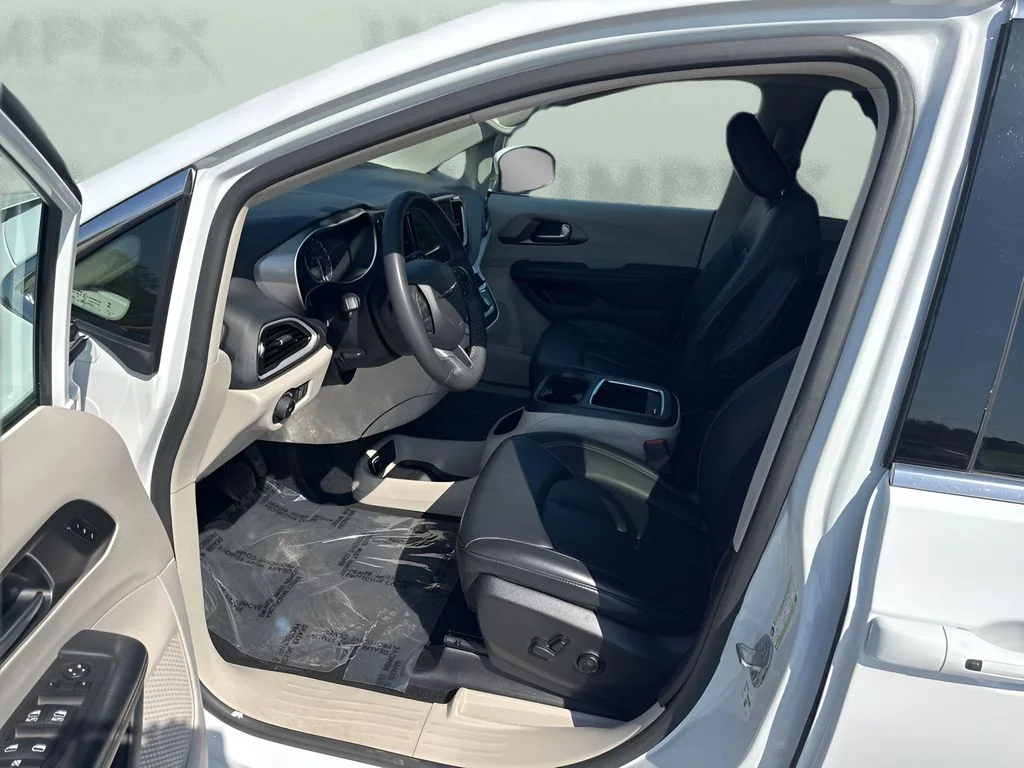 Used 2023 White Chrysler Touring L image 9