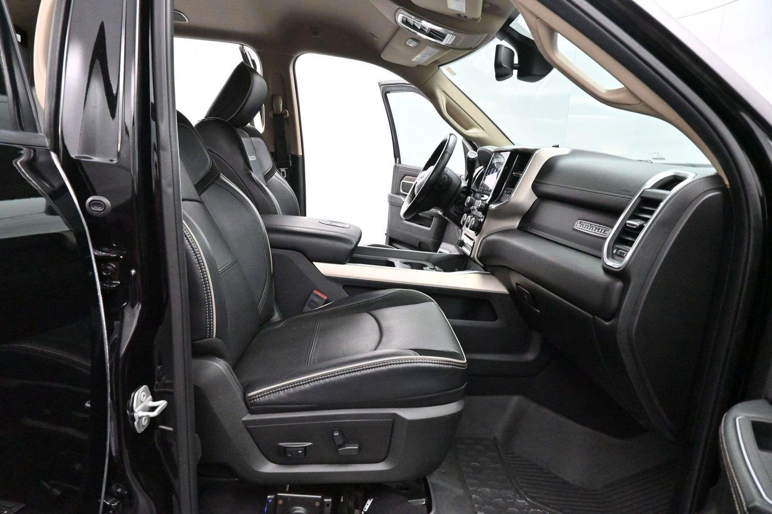 Used 2021 Diamond Black Crystal Pearlcoat Ram Laramie image 31