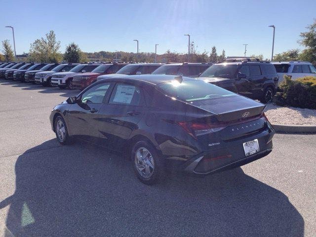 New 2026 Abyss Black Hyundai SE image 3