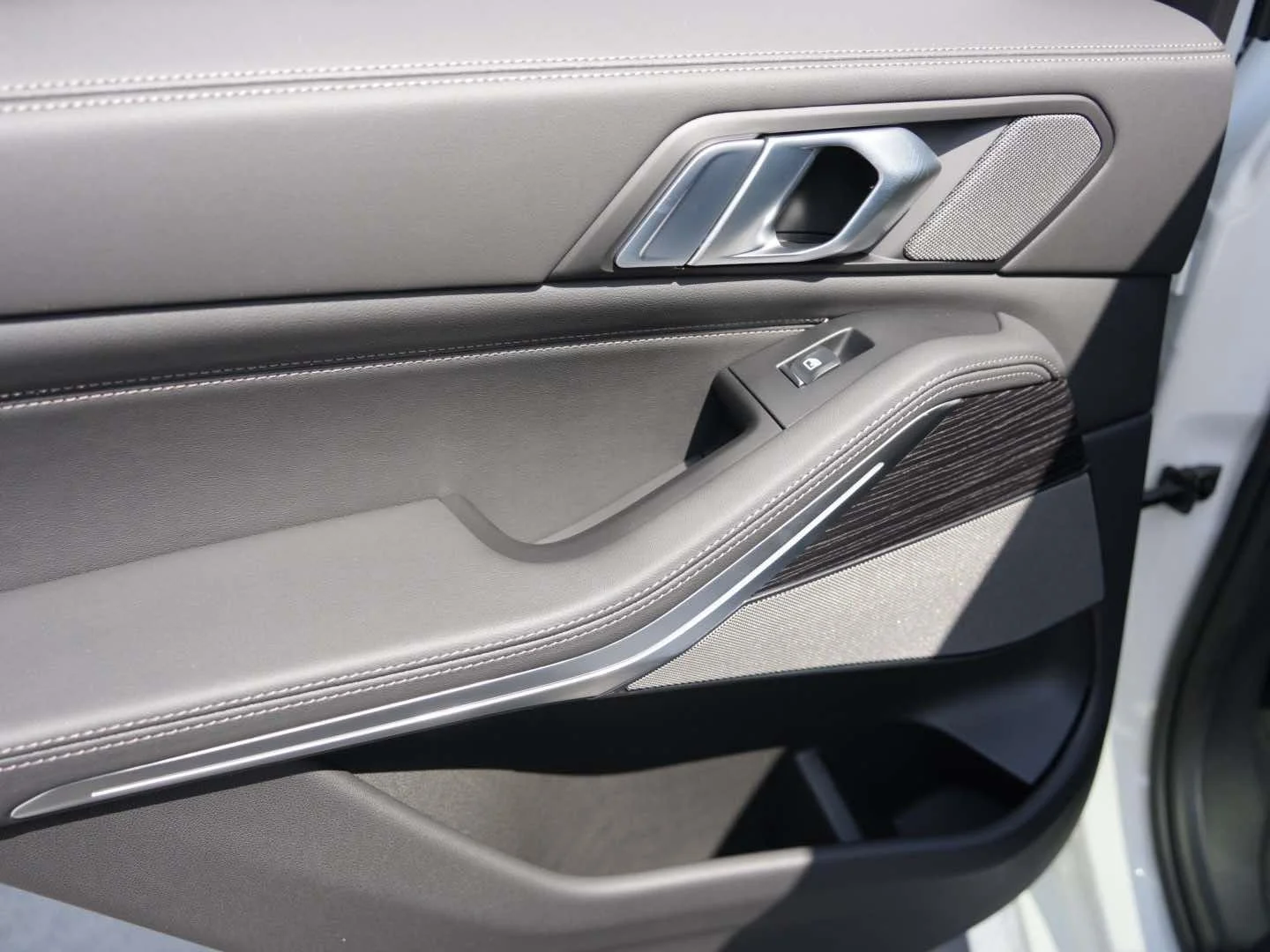 New 2026 Alpine White BMW sDrive40i image 9