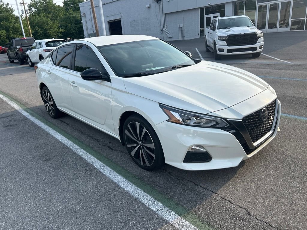 Used 2019 White Nissan 2.5 SR image 3