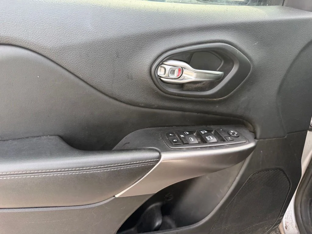 Used 2019 Silver Jeep Latitude Plus image 5