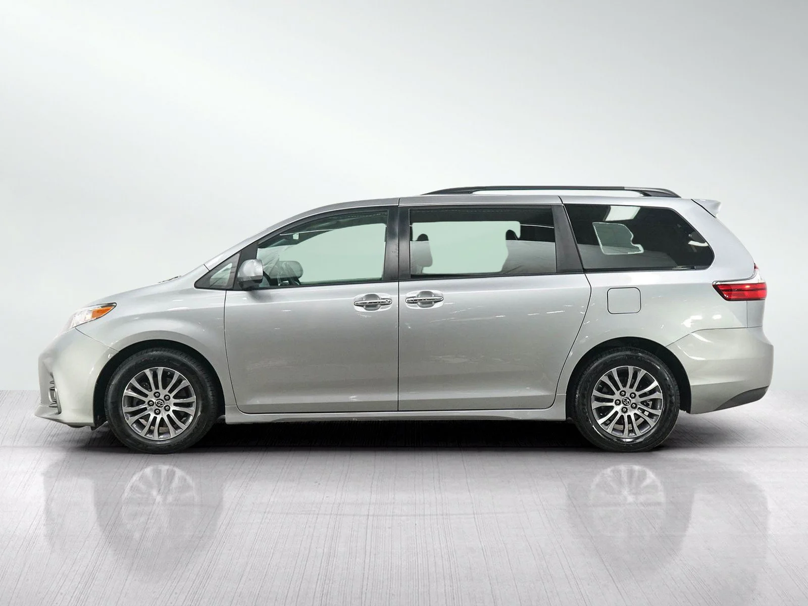 Used 2018 Toyota Sienna XLE with VIN 5TDYZ3DC0JS925875 for sale in Wayzata, Minnesota
