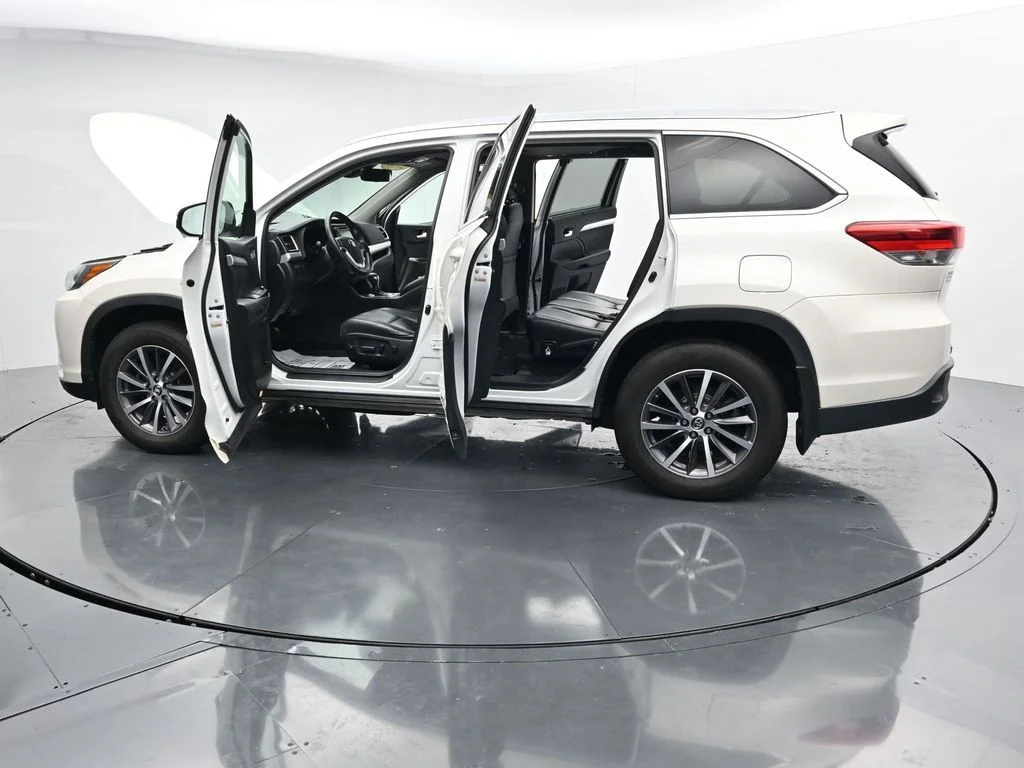 Used 2018 White Toyota XLE image 42
