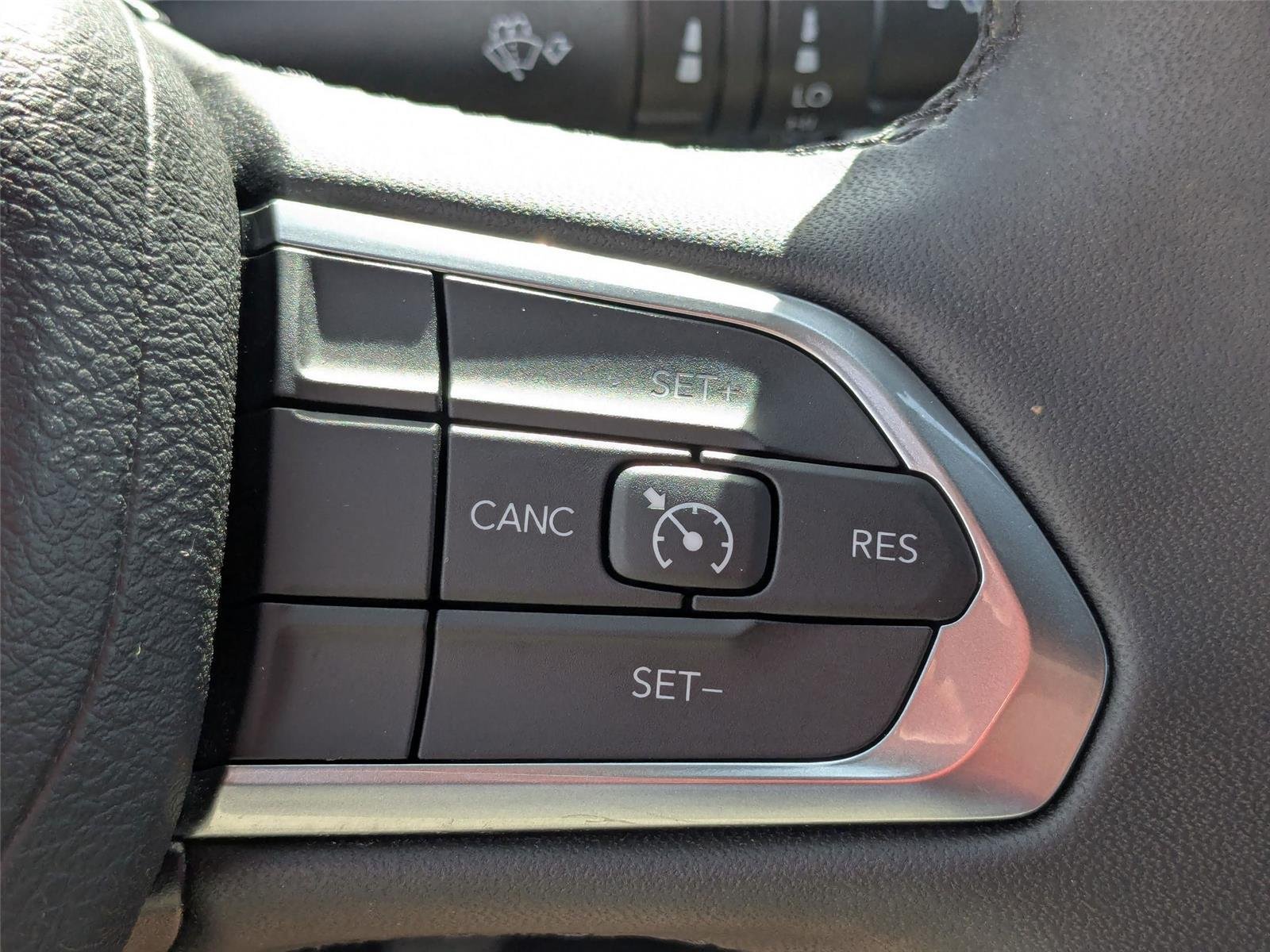 Used 2024 Diamond Black Crystal Pearlcoat Jeep Latitude image 17