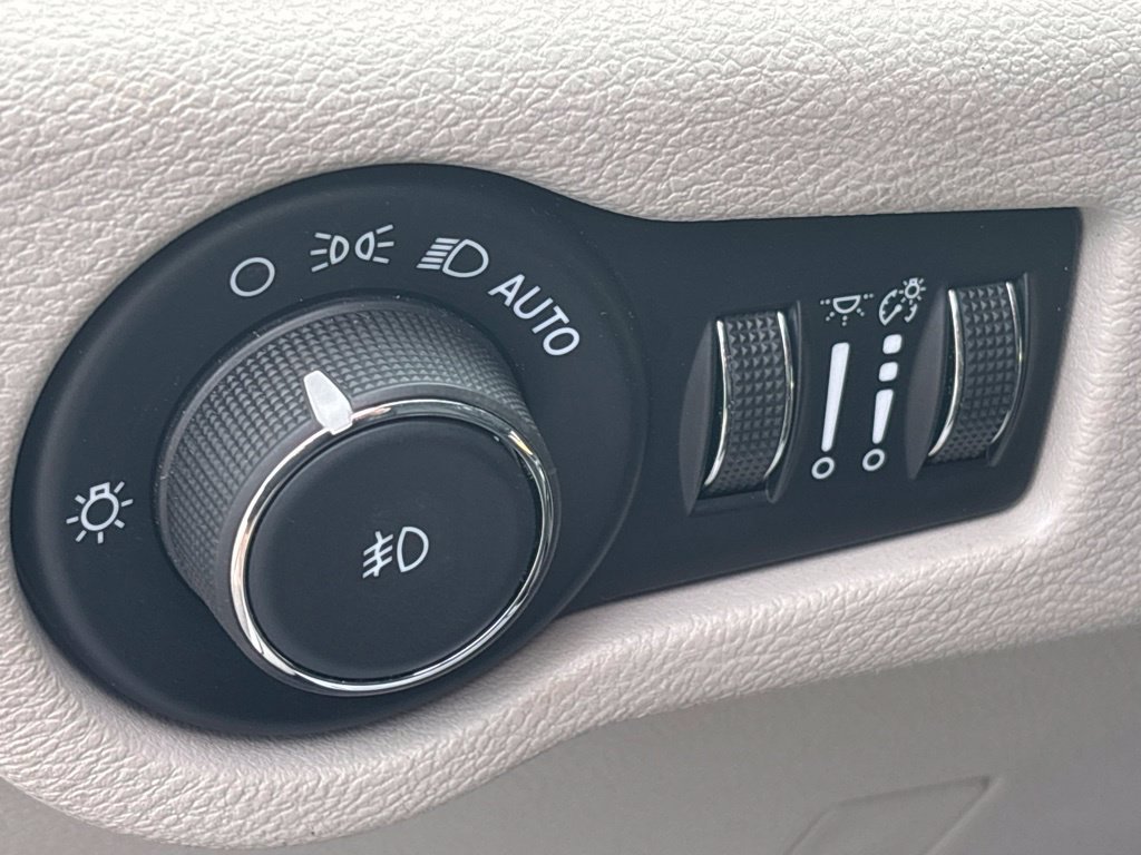 Used 2024 White Chrysler Touring L image 17