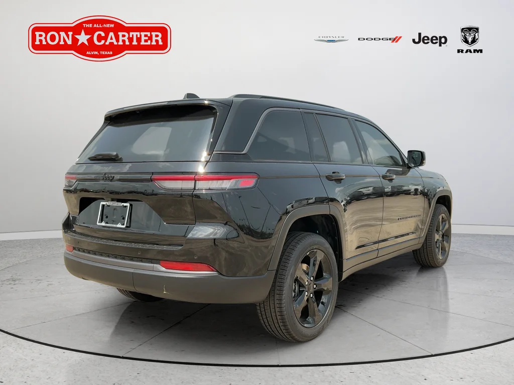 New 2026 Diamond Black Crystal Pearl-Coat Exterior Paint Jeep Limited image 6