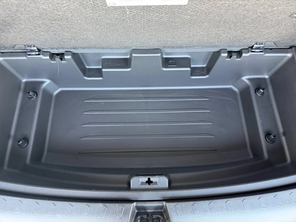 Used 2022 SILVER ICE METALLIC Chevrolet RS image 28
