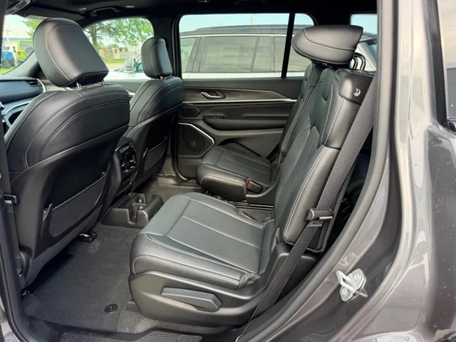 New 2026 Baltic Gray Metallic Clear-Coat Exterior Paint Jeep Limited Reserve image 10
