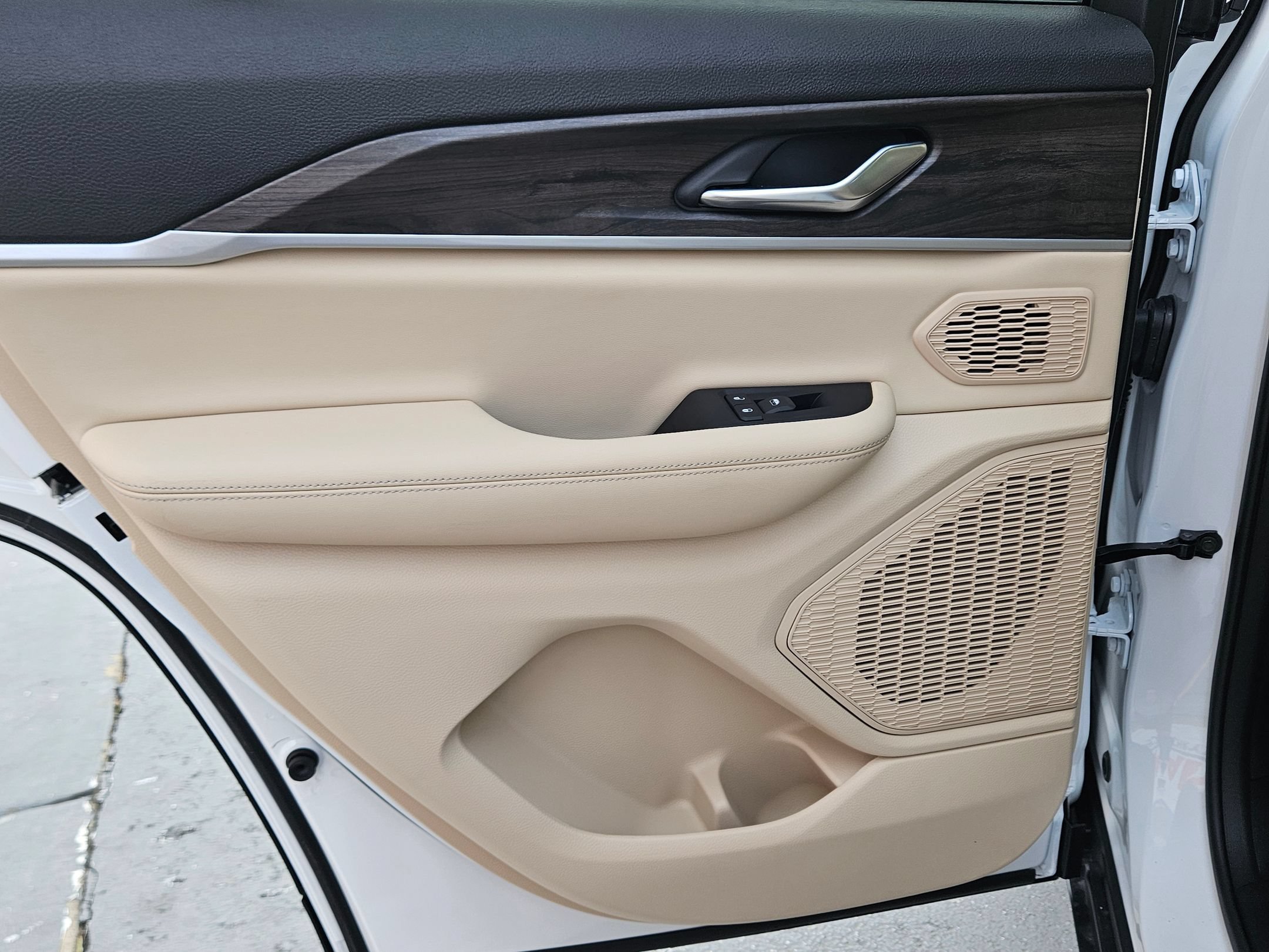 New 2026 Bright White Clear-Coat Exterior Paint Jeep Limited image 21