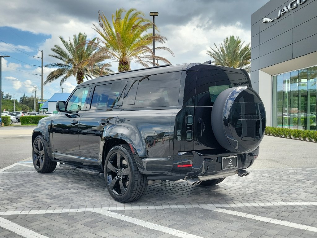 New 2026 Santorini Black Land Rover V8 image 3