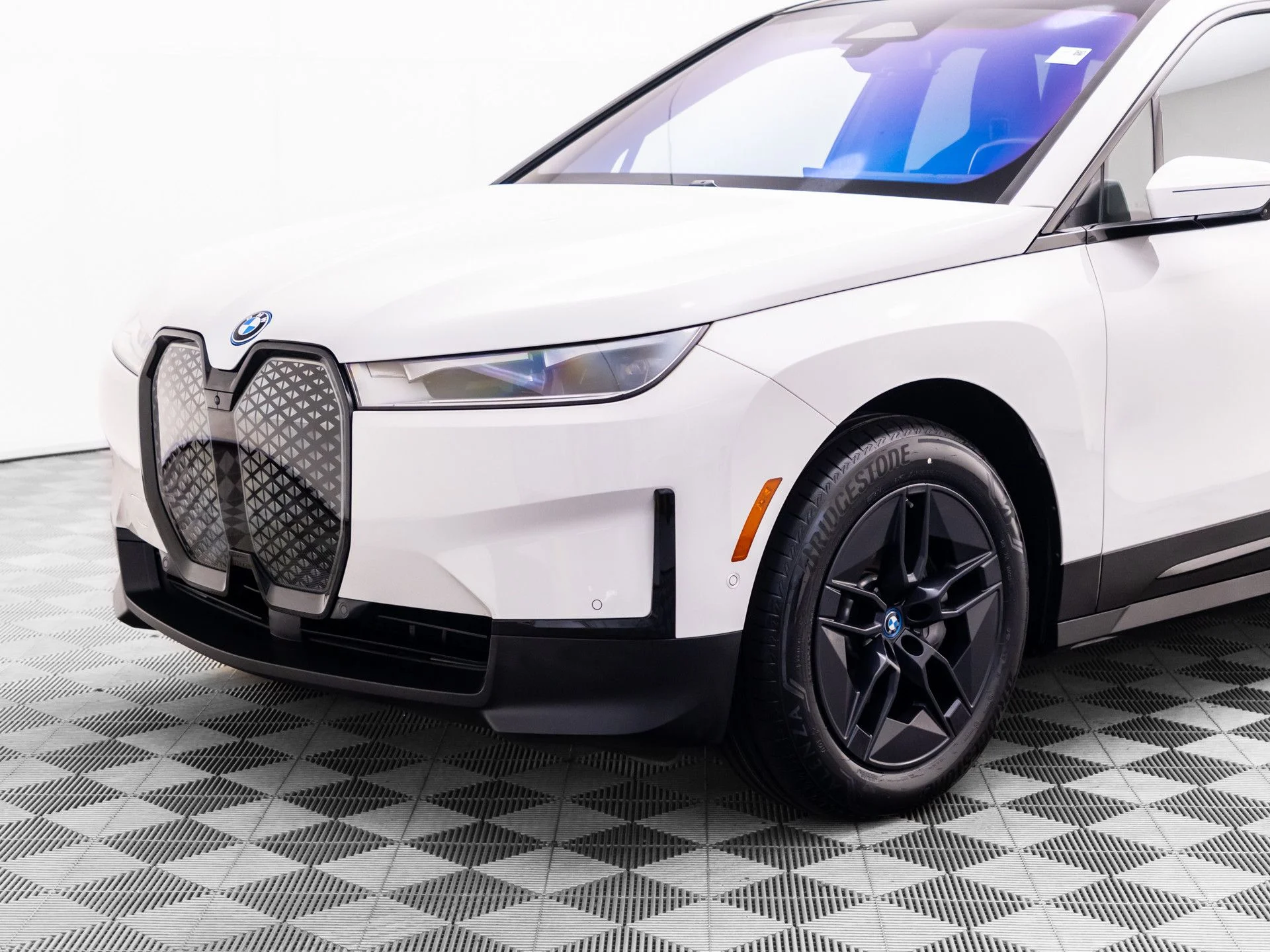 Used 2024 White BMW xDrive50 image 38