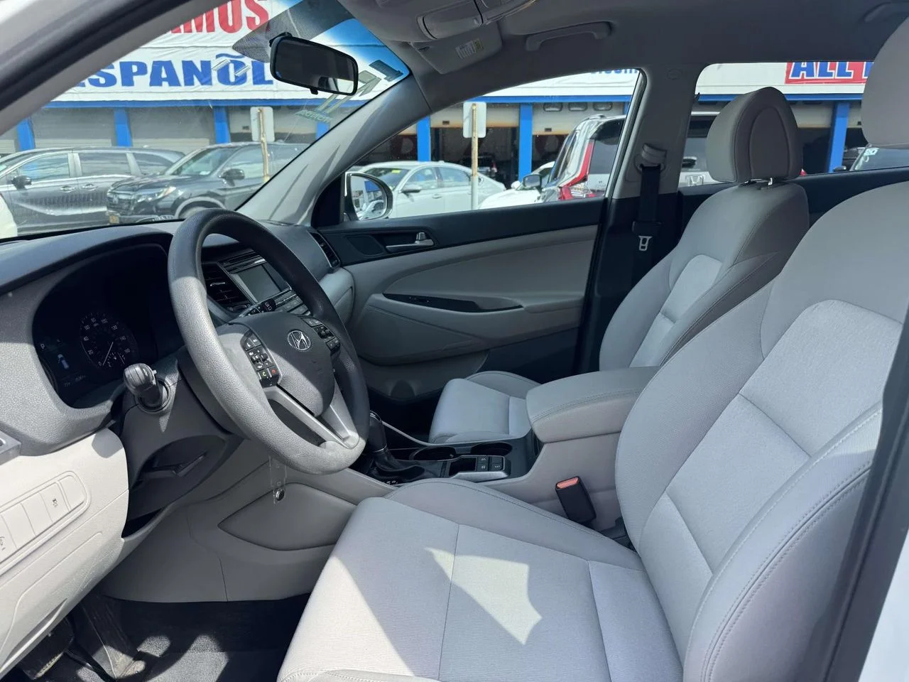 Used 2017 Winter White Hyundai Eco image 21