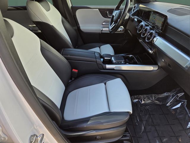 Used 2022  Mercedes-Benz GLB 250 image 32
