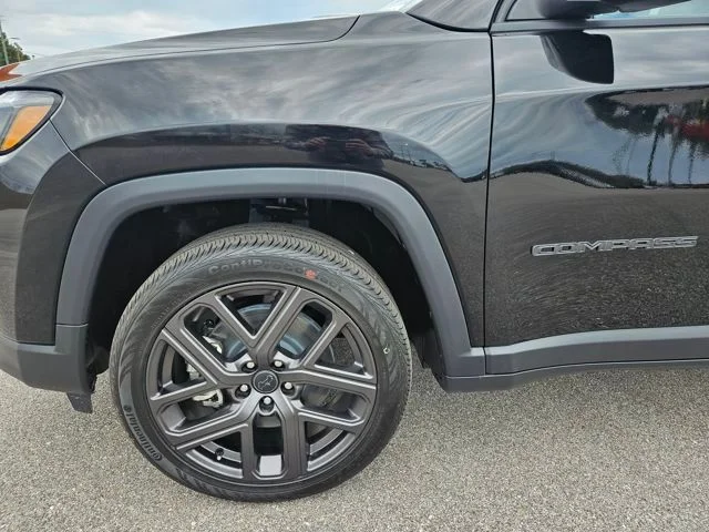 New 2026 Diamond Black Crystal Pearl-Coat Exterior Paint Jeep Latitude image 27