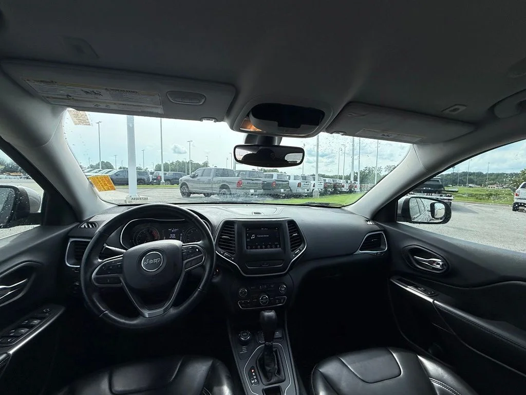 Used 2019 Silver Jeep Latitude Plus image 7