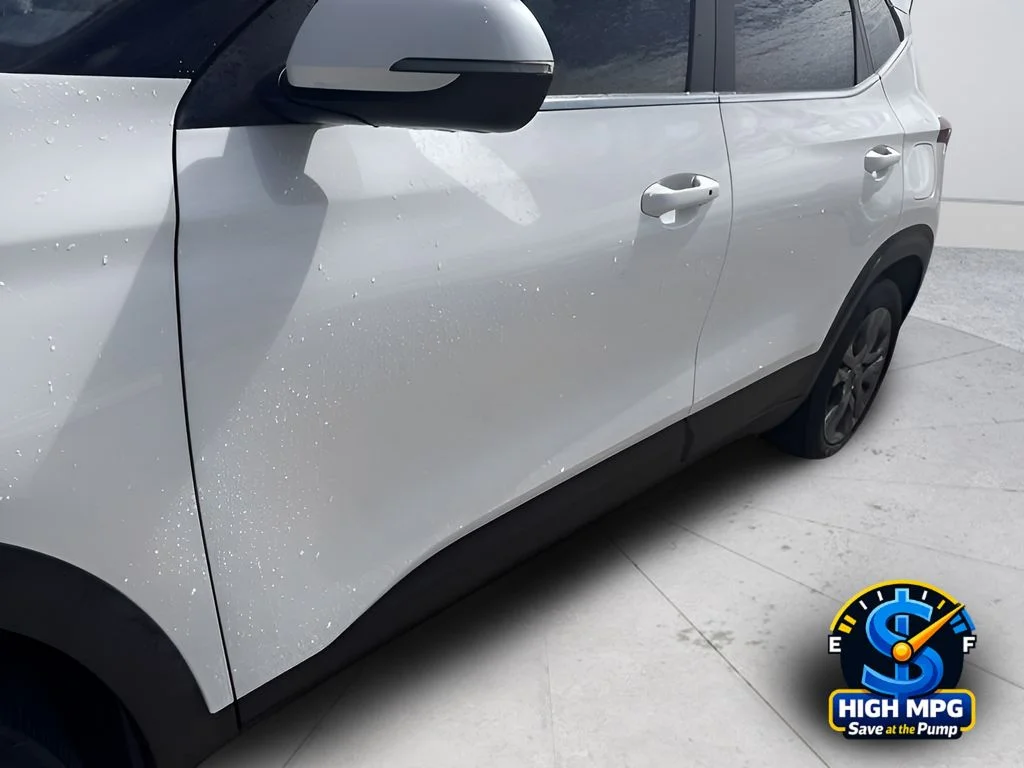 Used 2022 White Kia S image 20