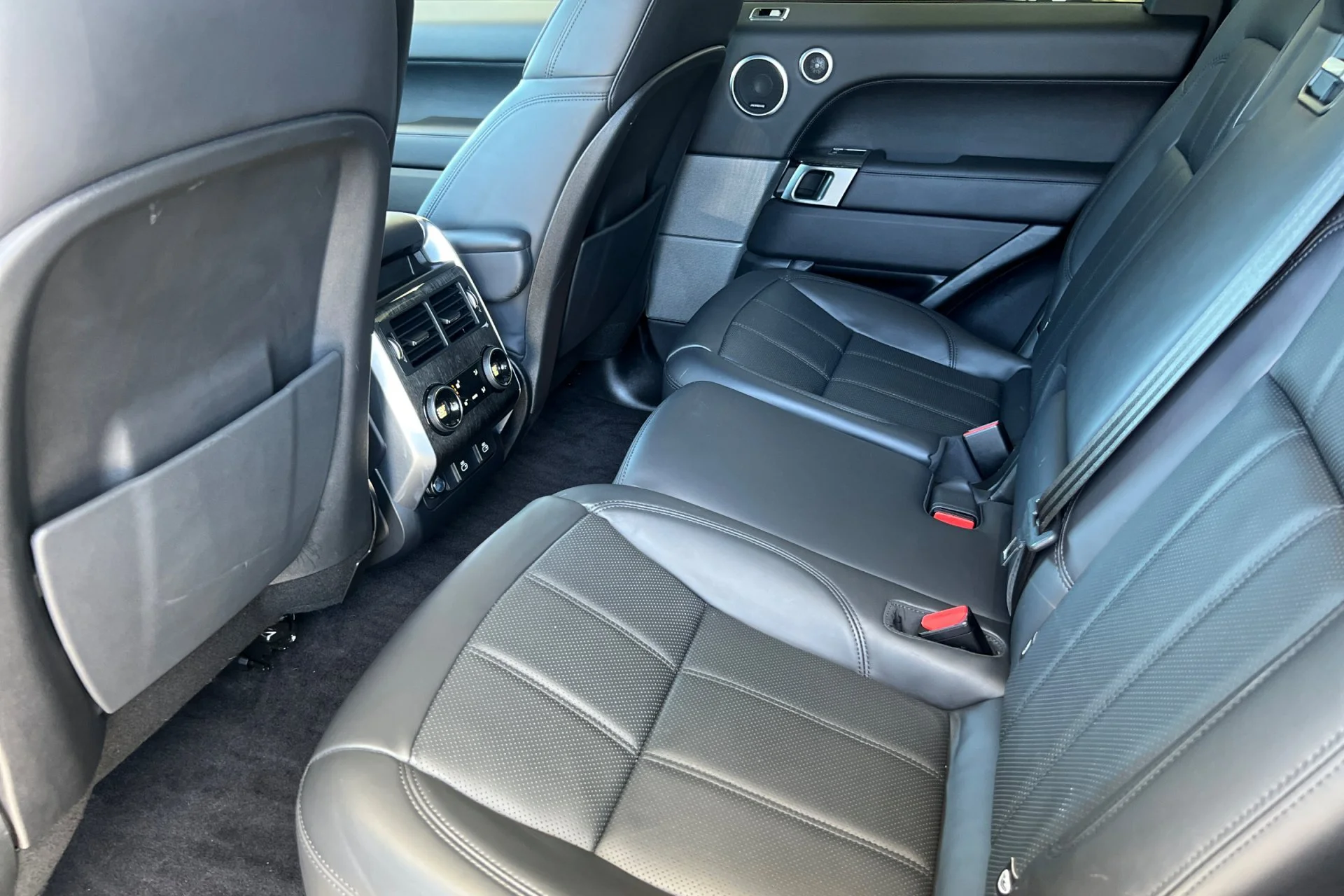 Used 2022 Eiger Grey Metallic Land Rover HSE Silver Edition image 4