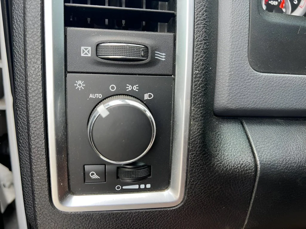Used 2014 Bright White Clearcoat Ram SLT image 28